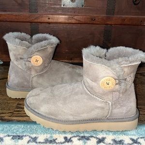 Ugg Mini Bailey Button